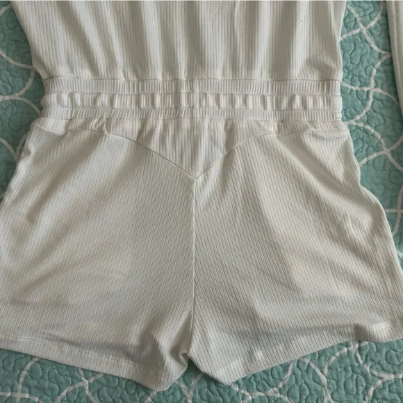 Elegant White Ribbed Bodysuit - Picture 5 of 9